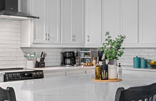 Ash House | Luxe Home w/Htd Pool & Spa,Elevator, Putting Green, Tiki Bar, Arcade Games& MORE