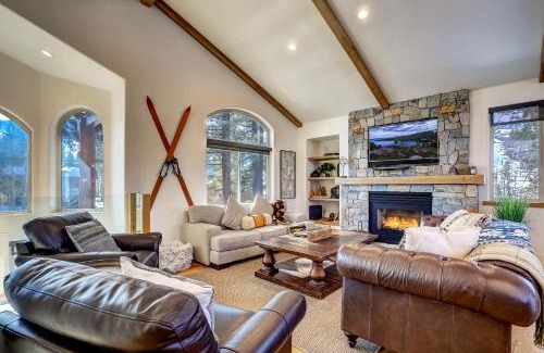 Mountain View Estates House | Luxe Mountain Chalet - Hot tub Man Cave Foosball Peloton