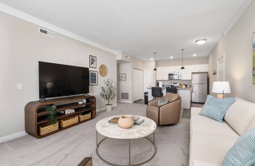 Powell Apartment | Luxe Powell 2BR | Covered Parking | Walk-In Shower