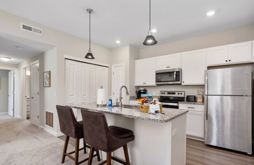 Powell Apartment | Luxe Powell 2BR | Covered Parking | Walk-In Shower