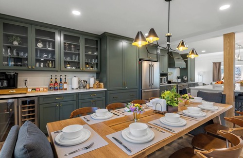 Greenville - Spartanburg House | Luxe Private Lakefront-Heated Swimspa, Pickleball/Basketball, Kayaks, Greenville