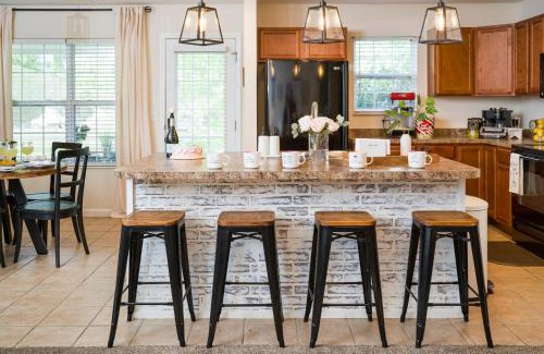 Pigeon Forge House | Luxe Quiet Townhouse w/Parking/Pool/By Dollywood