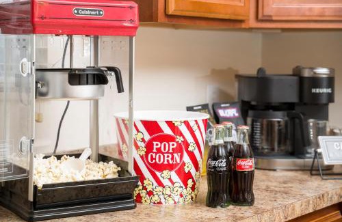 Pigeon Forge House | Luxe Quiet Townhouse w/Parking/Pool/By Dollywood