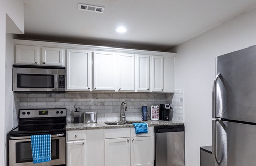 Dacula House | Luxe suite w/ a ★Full Kitchen★ Private Entrance ★Netflix ★W/D