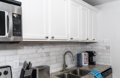 Dacula House | Luxe suite w/ a ★Full Kitchen★ Private Entrance ★Netflix ★W/D