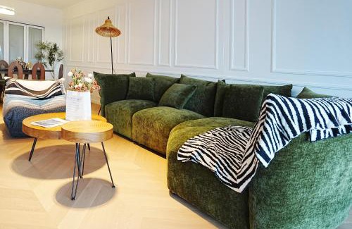 Biggera Waters Apartment | Luxe Waterfront 3BR Retreat by Harbour Town