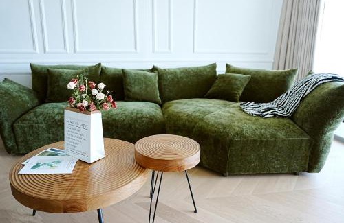 Biggera Waters Apartment | Luxe Waterfront 3BR Retreat by Harbour Town