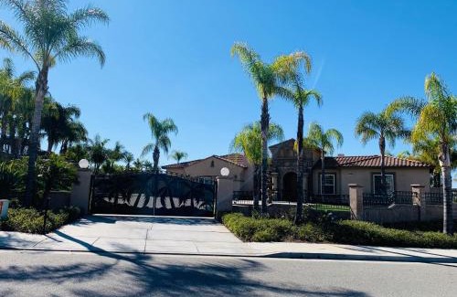 Alessandro Heights House | Luxhome Rooms in Mansion