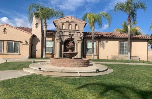 Alessandro Heights House | Luxhome Rooms in Mansion