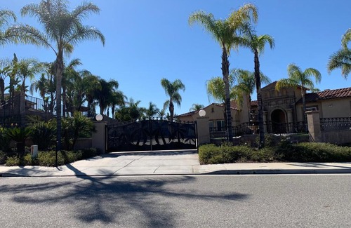 Alessandro Heights Apartment | LuxHome Suites in Mansion