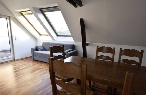 Rath Apartment | Luxuriöse Messe- und Ferienwohnung ca. 130qm mit Balkon.