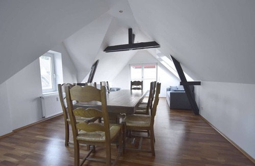 Rath Apartment | Luxuriöse Messe- und Ferienwohnung ca. 130qm mit Balkon.