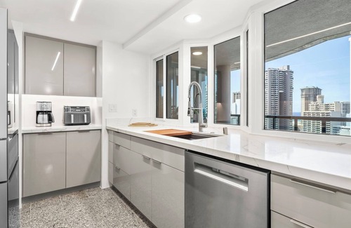 McCully - Moiliili Condo | Luxurious 2-Bdrm, 2.5-Bath Condo with Parking & Fitness Center in Prime Waikiki!