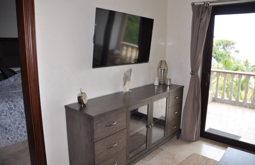 Lighthouse Estates Condo | Luxurious 2 Bed/2 Bath Condo In West Bay at - Wahoo's Roatan at The Meridian