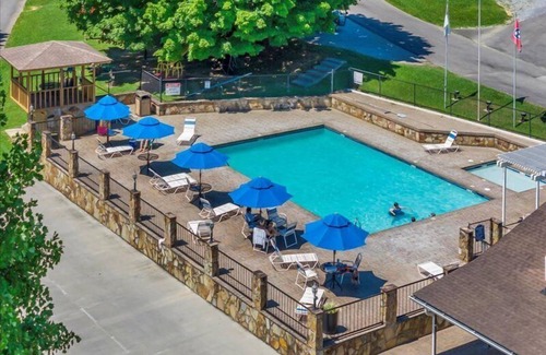 Gatlinburg - Pigeon Forge Cottage | Luxurious 2BR Cottage in Pigeon Forge