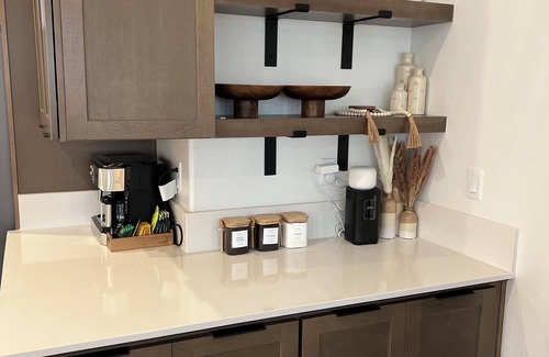 Pumpkin Center House | Luxurious 3BR/3BA Getaway Home with Dual Living Spaces in SW Bakersfield