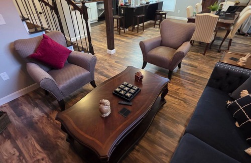 Taylor Berry House | Luxurious 4 bedroom home, 2 minute walk to the iconic. Churchill Downs!