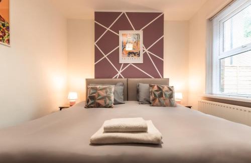 Southampton House | Luxurious 4 Bedrooms-Sleeps 8-Long Term Disc-Driveway