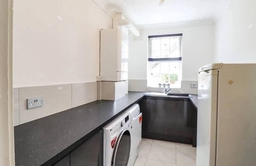 Canvey Island Villa | Luxurious 6 Bedroom Villa with Pool | Sleeps 20