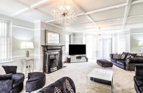 Canvey Island Villa | Luxurious 6 Bedroom Villa with Pool | Sleeps 20