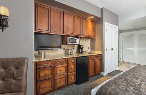 Napa Resort | Luxurious Accommodations w/Tuscan Charm. Gateway to the Napa Valley Wine Region