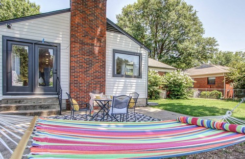 Tulsa Cabin | Luxurious Brookside HideAway Central to All Things Tulsa!