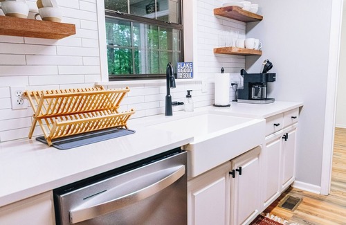 Arley House | Luxurious cabin with fire pit, kayaks, and dock.