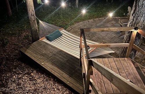 Arley House | Luxurious cabin with fire pit, kayaks, and dock.