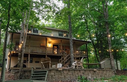 Arley House | Luxurious cabin with fire pit, kayaks, and dock.