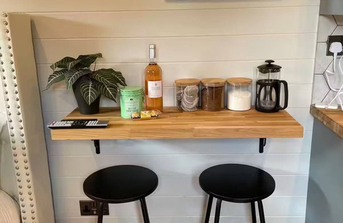 Llangollen Apartment | Luxurious Canal-side mini lodge in Llangollen.