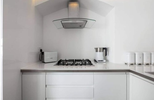 Redbridge Apartment | Luxurious & Cosy, 1 Bedroom Apartment with Parking & Private Terrace