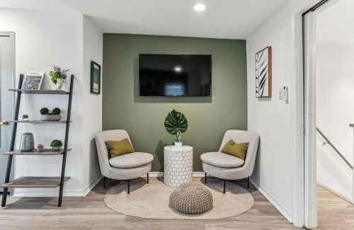 Kensington Apartment | Luxurious couples suite KING BED, romantic, central, wifi