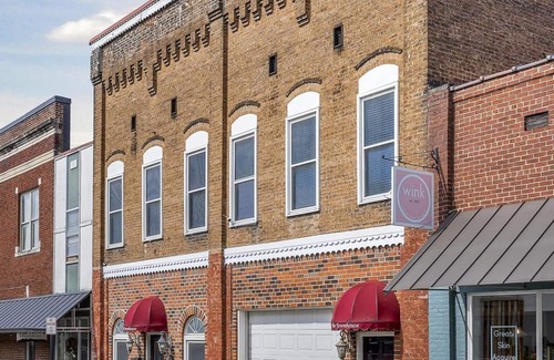 McMinnville House | Luxurious Downtown Townhouse