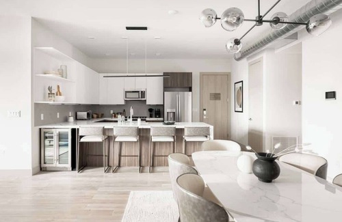 Jefferson Park Condo | Luxurious Escape | Walk to Empower Field | Tesoro