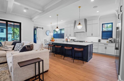 Plaza Midwood House | Luxurious Farmhouse w/firepit, outdoor entertaining area w/large tv and gym!