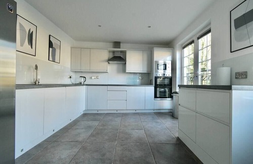 Ilkley House | Luxurious and Serene 2BD Town House in Burley