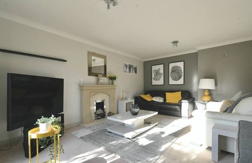 Ilkley House | Luxurious and Serene 2BD Town House in Burley