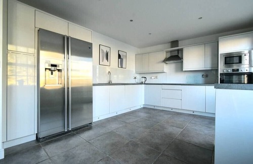 Ilkley House | Luxurious and Serene 2BD Town House in Burley