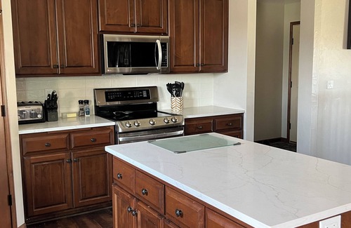 De Pere House | Luxurious Green Bay Retreat: Minutes from Lambeau Field