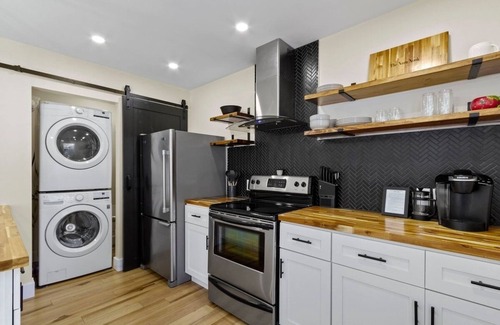 Indianapolis House | Luxurious Guest House Central to Everything