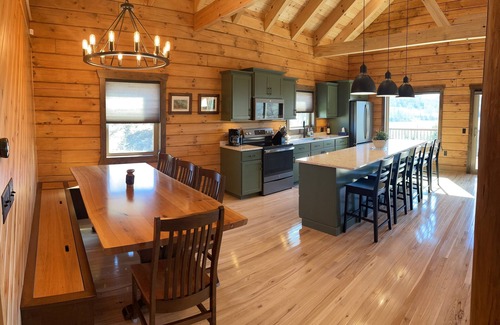 Ontario Cabin | Luxurious Hilltop Log Cabin with Scenic View