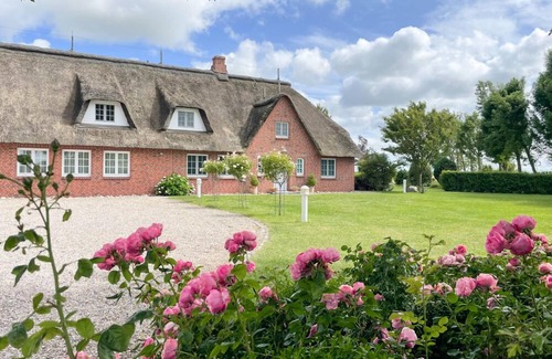 Tumlauer Koog House | Luxurious holiday home with indoor private pool and English park garden near SPO