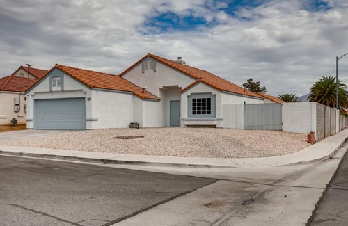 North Las Vegas House | Luxurious House With A Pool, Spa, and Patio, Sleeps 6 Comfortably