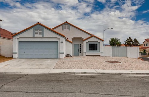 North Las Vegas House | Luxurious House With A Pool, Spa, and Patio, Sleeps 6 Comfortably