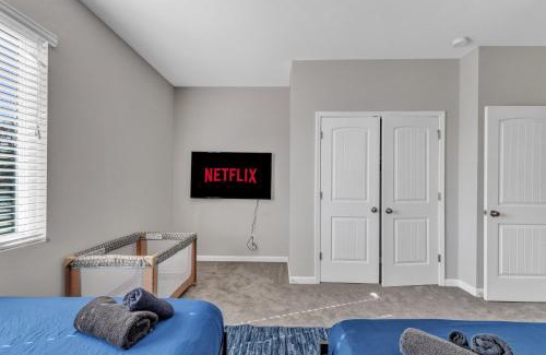 Southwest Raleigh House | Luxurious King 3BR Townhouse Mins to Downtown!