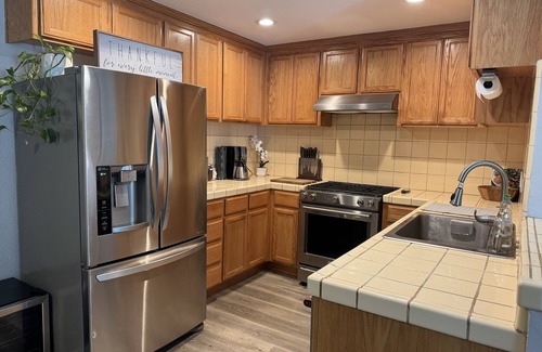 Gilroy House | Luxurious King Bed with Outdoor Space and 85” TV