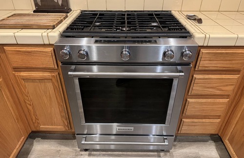 Gilroy House | Luxurious King Bed with Outdoor Space and 85” TV