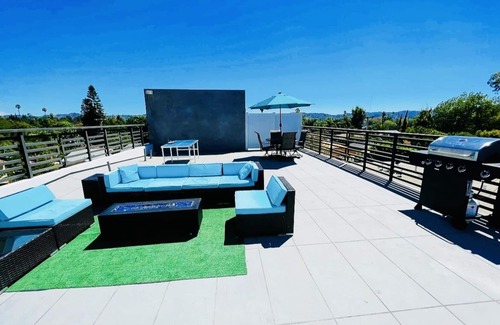 Van Nuys House | LUXURIOUS LA HOME *PRIVATE ROOFTOP* OUTDOOR TV*