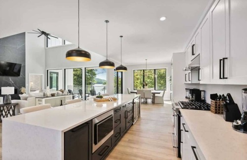 Kingston House | Luxurious Lakefront Retreat in Kingston