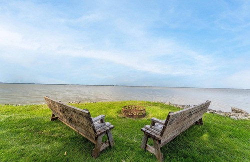 Winneconne House | Luxurious Lakefront Escape – Premier EAA Rental with Breathtaking Views